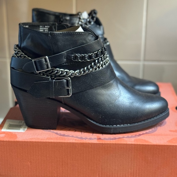 Kohls SO Black Moto Chain Boots Biker Chains Ankle Booties 9M NIB